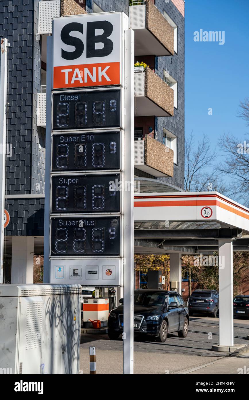 Anzeigetafel einer kostenlosen Tankstelle, alle Preise für jede Art von Kraftstoff, liegt weit über zwei Euro pro Liter, Essen NRW, Deutschland, Stockfoto