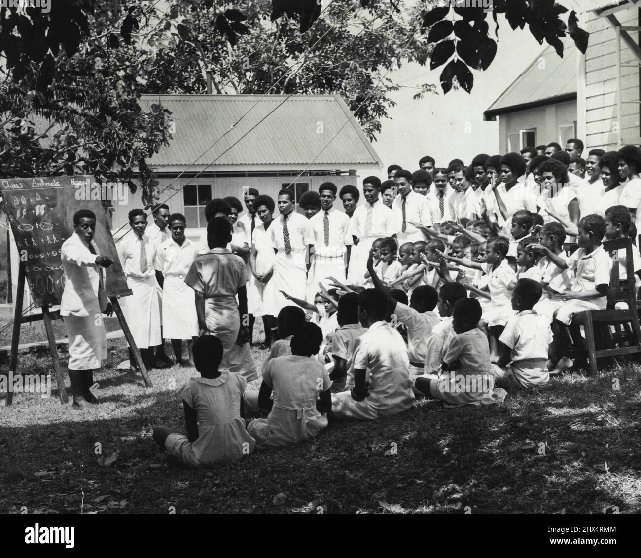 1947 wurde in Nasinu ein Government Training College eröffnet, um die Funktionen der verschiedenen Missionseinrichtungen zu vereinen, die sich zuvor mit der Ausbildung von Lehrern befaßt hatten. Am College nehmen 290 Fidschi- und indische Studenten beider Geschlechter an einem zweijährigen Kurs Teil. Absolventen erhalten ein Lehrerzertifikat der Regierung. Eine Demonstrationsstunde in Arbeit. Eine Klasse von Fidschi-Schülern besucht das College regelmäßig, um von einem Fidschi-Mitarbeiter unterrichtet zu werden (links). 1. Januar 1948. (Foto von Fiji Offizielles Foto). Stockfoto