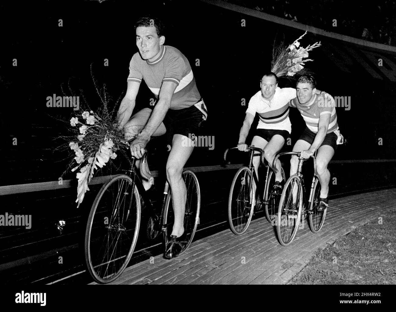 Weltmeisterschaften im Radsport in Mailand -- Bellanger (Frankreich), Reg Harris (G. B.) Patterson (Australien). Auf der Vigoerlli-Radstrecke in Mailand wurden am 26.. August die Rennen für die Weltmeisterschaften im Radsport 1951 ausgetragen. 30. August 1951. (Foto von Paul Popper, Paul Popper Ltd.). Stockfoto