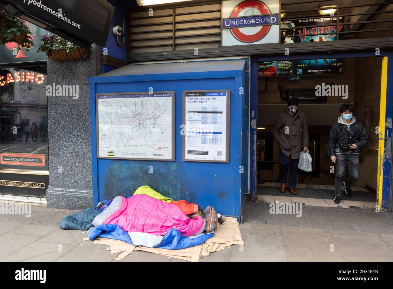 Ein obdachloser, rauer Schläfer, der am 7.. März 2022 vor der U-Bahnstation Leicester Square gesehen wurde. © Belinda Jiao jiao.bilin@gmail.com 07598931257 https://www. Stockfoto