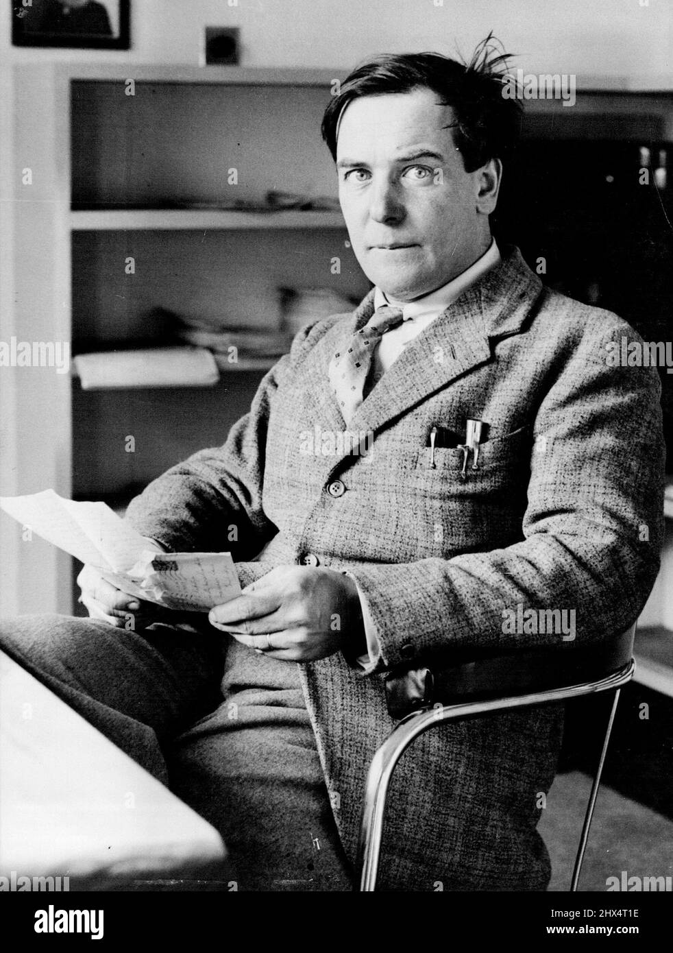 Massenangriff auf das Atom: New Wonder Laboratory -- Prof. Kapitsa in seiner Studie im New Royal Society Mond Laboratory in Cambridge. Das Ludwig Mond Labor, in dem Prof. Kapitsa, der bekannte russische Wissenschaftler, Atomforschung betreiben wird, wird morgen, 3. Februar, von Stanley Baldwin in Cambridge eröffnet. Das neue Gebäude kostete 15.000 £, und es wurde ein Apparat installiert, der das Atom in einem bisher unbekannten Ausmaß Spalten wird. 21. März 1933. (Foto von Associated Press Photo). Stockfoto