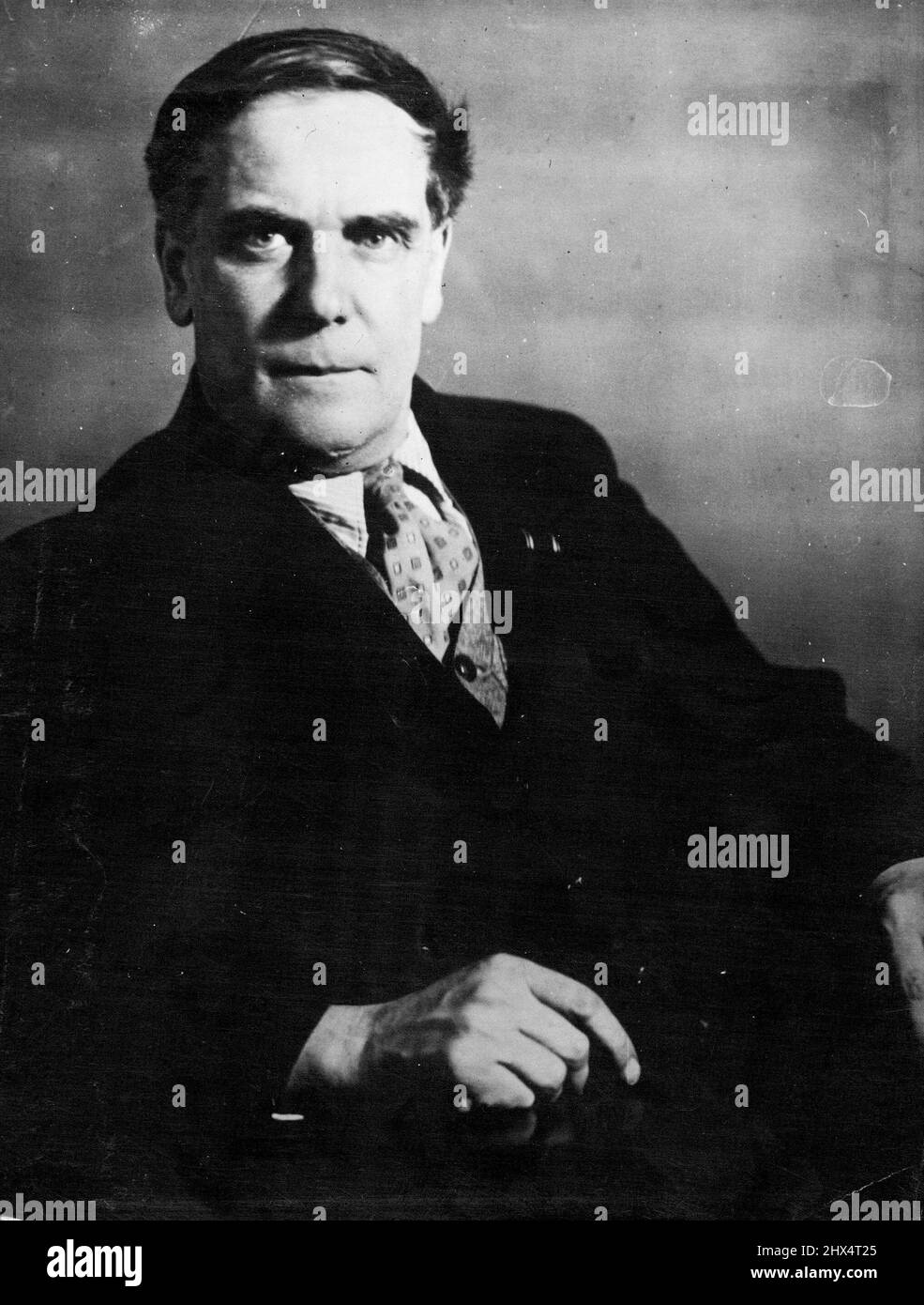 Professor P. Kapitsa - Russlands Atomexperte -- Professor Kapitsa, Direktor des Kapitsa-Instituts für physikalische Probleme, Mitglied der Sowjetischen Akademie der Wissenschaften, überwachte den Bau eines drei-Tonnen-Magneten, der bei der jüngsten Entdeckung einer neuen Gruppe kosmischer Teilchen, die als „Komponente kosmischer Strahlung“ bezeichnet wird, in einem Berglabor in Armenien verwendet wurde. - Prof. Kapitsa ist ehemaliger Direktor der Magnetforschung am Cavendish Laboratory, Cambridge, wo er unter dem verstorbenen Lord Rutherford, dem ersten Atomsplitter, Atomexperimente durchgeführt hat. 05. August 1952. (Foto von Pictorial Press). Stockfoto