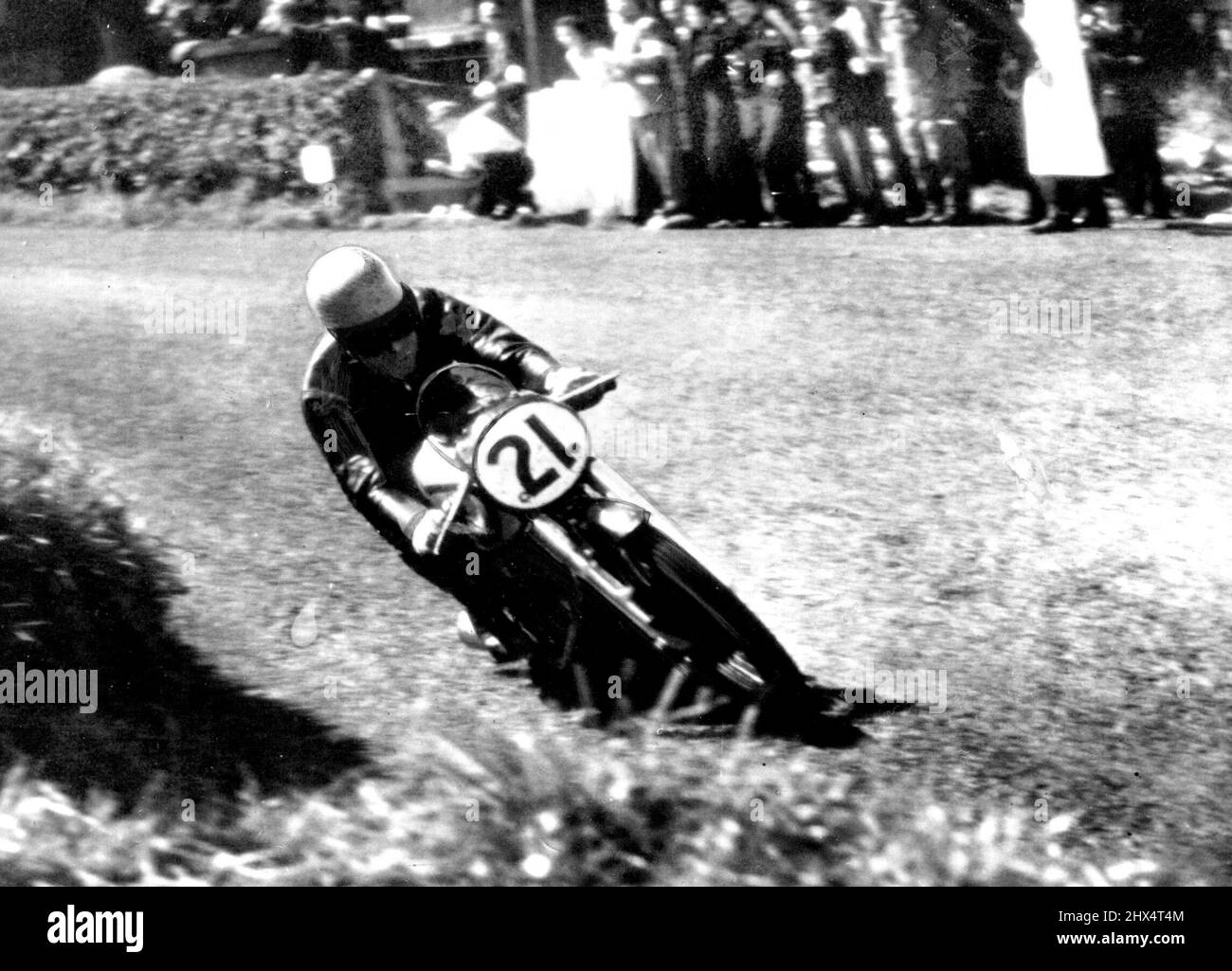 Ulster Grand Prix 500 C.C. Sieger -- Ken Kavanagh gewann den 500 C.C. Rennen. Ken Kavanagh fährt auf einem Norton Motor Cycle, der um die Ecke in Cochranestown blinkt. Gestern. 16. August 1953. (Foto von Paul Popper Photo). Stockfoto