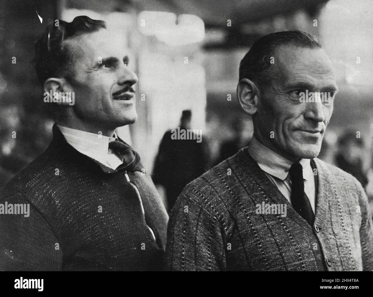 Er eröffnete seine 6-millionste Auster -- der 50-jährige Grieche John Kepriotes schätzt, dass er diese Woche seine 6-millionste Auster öffnete.Kepriotes kam vor 40 Jahren nach Australien, arbeitete uns als Assistent in einem Fischgeschäft, Vor sechs Jahren schloss er sich den Reihen der professionellen Openers an, deren Preislohn £5/13/ - eine Woche in Restaurants, £5/15/- in Hotels beträgt.Seitdem hat Kepriotes Austern mit einer Rate von 3700 pro Arbeitstag oder mehr als einer Million pro Jahr geöffnet. „Die meisten Menschen können eine Auster nicht öffnen, ohne sie und im Allgemeinen sich selbst zu schneiden. August 2 Stockfoto