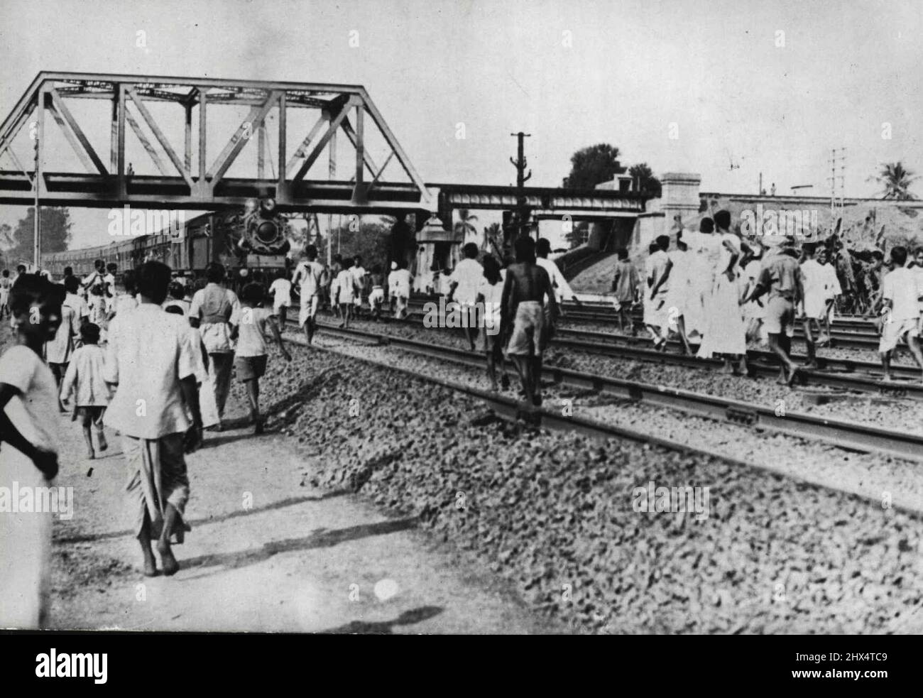 Die Krawalle in Kalkutta - erste Bilder -- Ein Bild, das gerade von Kalkutta erhalten wurde und das Demonstranten zeigt, wie sie einen fahrenden Zug am Bahnhof von Naihati, etwa 24 Meilen von Kalkutta entfernt, während der weit verbreiteten Streiks in Indien anhalten werden, die zunahm, als Männer der indischen Marine murmelten. 25. Februar 1946. (Foto: Sport & General Press Agency, Limited). Stockfoto