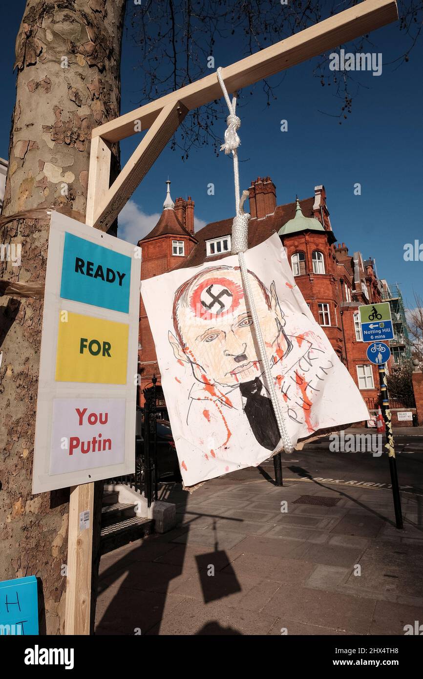 London, 9.. März 2022. Ein Bild von Wladimir Putin, das dargestellt wird, als Adolf Hitler von einem provisorischen Gibbet gegenüber der russischen Botschaft schwingt. Stockfoto