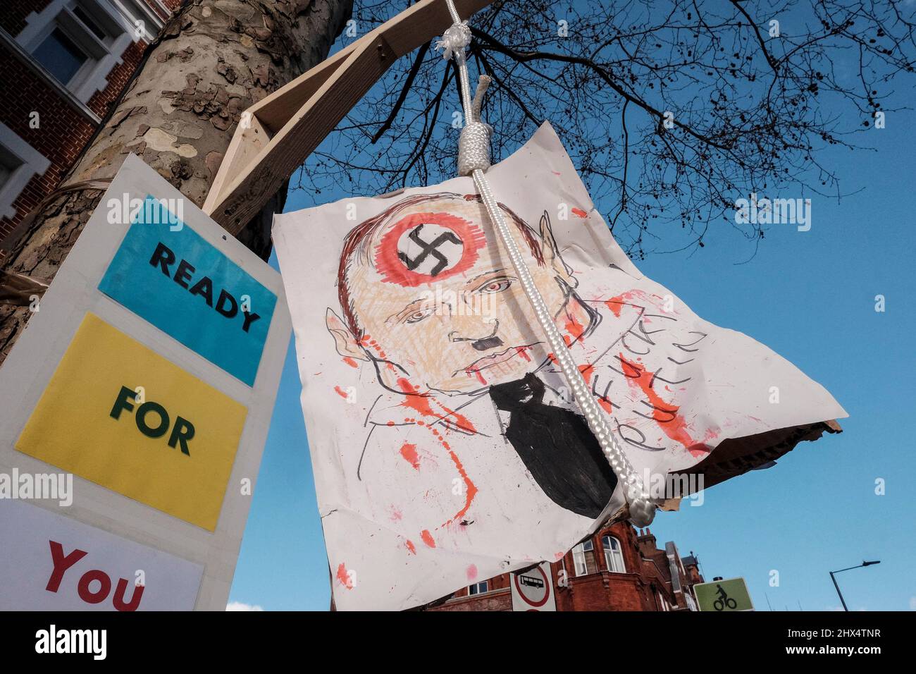 London, 9.. März 2022. Ein Bild von Wladimir Putin, das dargestellt wird, als Adolf Hitler von einem provisorischen Gibbet gegenüber der russischen Botschaft schwingt. Stockfoto