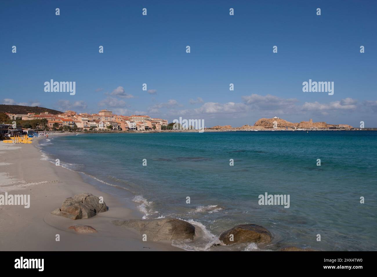 Frankreich, Korsika, L'ile Rousse, Strand mit Blick auf die Ile de la Pietra Stockfoto