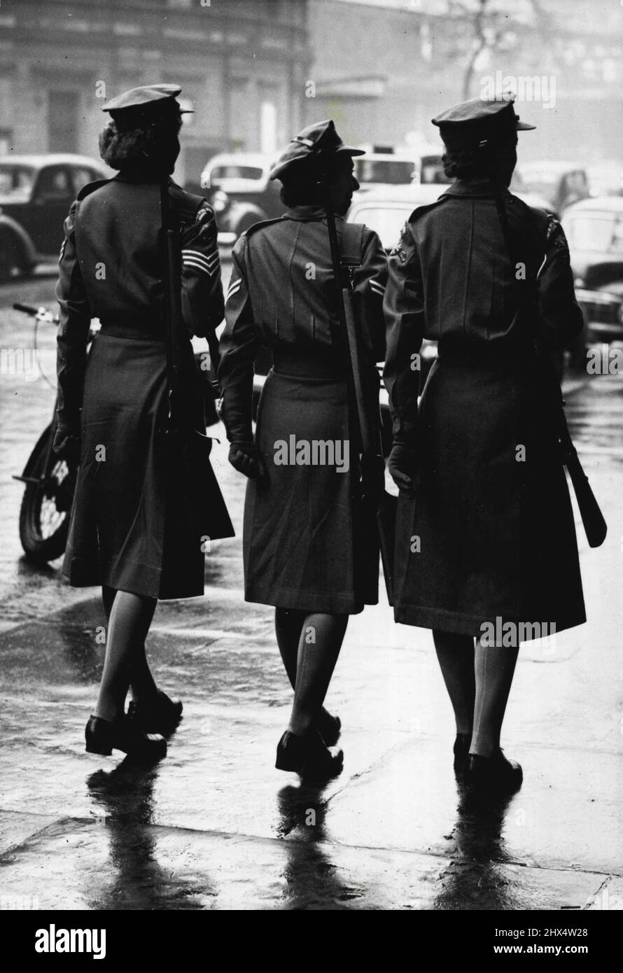 „WRAC Shots“-Zug für Inter Services Shoot – L-R Sgt. Daphne Lawton von Royston Herts. Corp W.M. Gibson, Tenterden, Kent und Pvte M.K. Taylor Newcastle auf ***** Treffen Sie sich im Kriegsbüro für ein Training auf der Strecke ein. (WRAC mit Gewehren sind selbst für Whitehall selten zu sehen). Crack-Shots des Royal Army Corps der Frauen trainieren derzeit für den Inter Services Rifle Competition, der am Montag stattfindet. Sie werden gegen Mädchen der W.R.N.S. und W.R.A.F. schießen 2. März 1951. (Foto von Fox Photos). Stockfoto