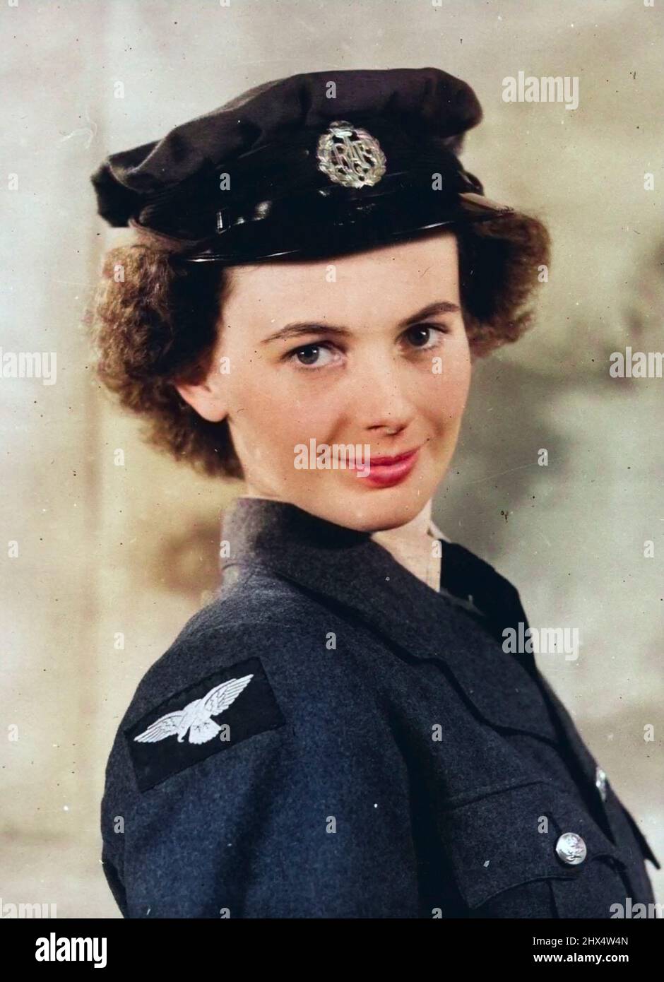 Die W.A.F. Poster Girl - Miss Elizabeth Harvey fotografiert in W.A.F. Uniform mit Hut. Die W.A.F. Poster Girl ist Elizabeth Harvey, die bei ***** lebt Latmore Avenue, Claygate, Surrey. Sie wurde vor einer Woche aus sechs Semifinalisten bei einem Treffen im Air Ministry Whitehall ausgewählt, bei dem die Richter William Dring, A.R.A., Air Chief Commandant Lady Welsh, Director of W.A.F., und Air Chief Marshal Sir Phillip Joubert de la Perte, K.C.B., C.I.C., D.S.O., waren Miss Harvey, die groß und schlank ist, arbeitet derzeit für die Kontrollkommission in Lubbeoke, Deutschland, war Bor Stockfoto