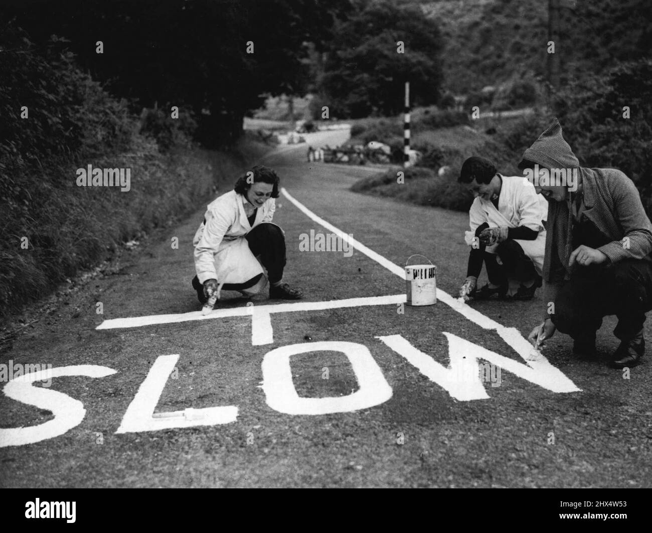 Road Artists - Mädchen Maler bei der Arbeit auf den Straßenschildern im Wye Valley. Viele Frauen leisten in vielen Teilen des Landes erfolgreich Männerarbeit auf den Straßen. 4. August 1941. (Foto von Fox Photos). Stockfoto