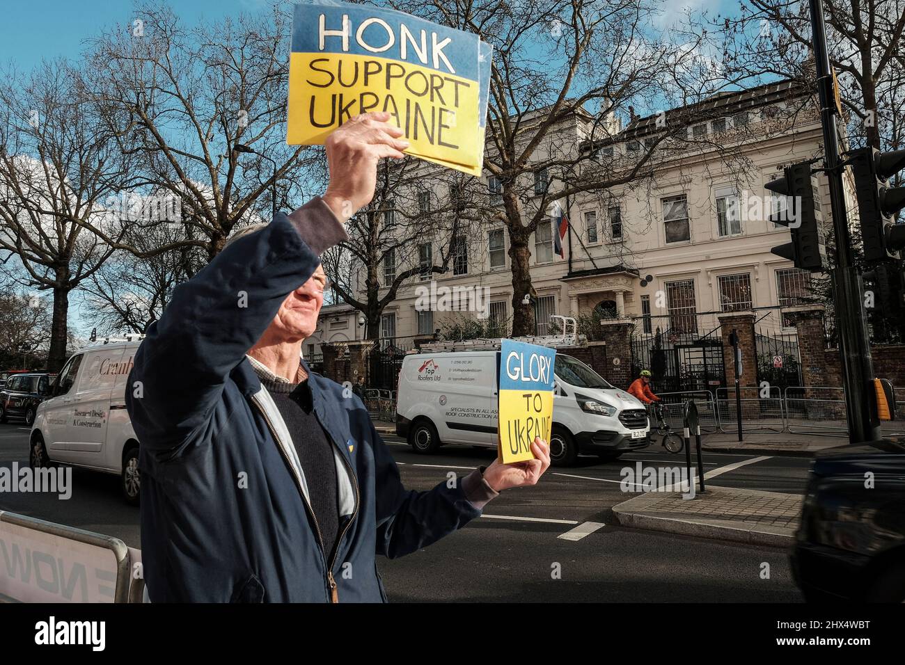 London, 9.. März 2022. Pro-ukrainische Anhänger protestieren vor der russischen Botschaft und fordern die Fahrer auf, zur Unterstützung zu hupen. Stockfoto