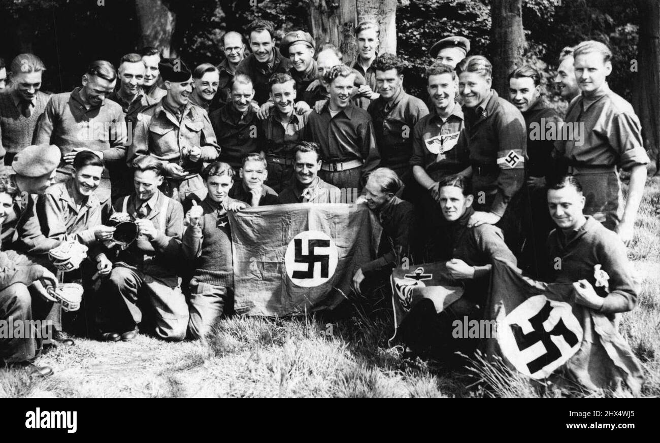 Britische Gefangene, die von der Roten Armee nach Hause in England befreit wurden - eine Gruppe von Jungen, die einige der Swastika-Flaggen und andere Erinnerungskärtchen, die sie mit nach Hause brachten, zeigten. Die erste Gruppe von Kriegsgefangenen, die direkt über die britische und russische Linie ausgetauscht werden, ist wieder in England zu Hause. Sie befanden sich in deutschen Gefangenenlagern in den von den Russen befreiten Gebieten. 30.Mai 1945. (Foto von Pix Photos). Stockfoto