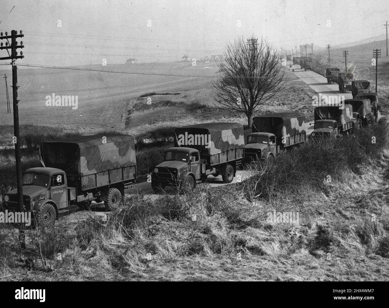 The Convey Girls – Eine allgemeine Ansicht des Convey on Road. Mädchen der A.T.S. haben nun die Fahrt einer großen Anzahl von Armeelohren übernommen, die sie in alle Landesteile transportieren. 1. Juli 1942. (Foto: Fotos der Londoner Nachrichtenagentur). Stockfoto