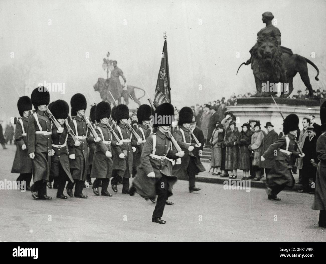 Die Buckingham Palace Wache von König Edward wechselt zum letzten Mal -- die letzte Wachablösung von König Edward VIII. Am Buckingham Palace. Heute Abend, als König Edward VIII. Unterzeichnet den Abdankungsentwurf, wird er sich für einen Monarchen einstehen und wird vorerst Edward Windsor sein. Sein Bruder, der Herzog von York, wird morgen zum König erklärt. Heute Morgen fand die Wachablösung am buckingham Place zum letzten Mal als Wache von König Edward statt; morgen wird es als Wache von König george VI. Sein. 4. Januar 1937. (Foto von Associated Press Photo). Stockfoto