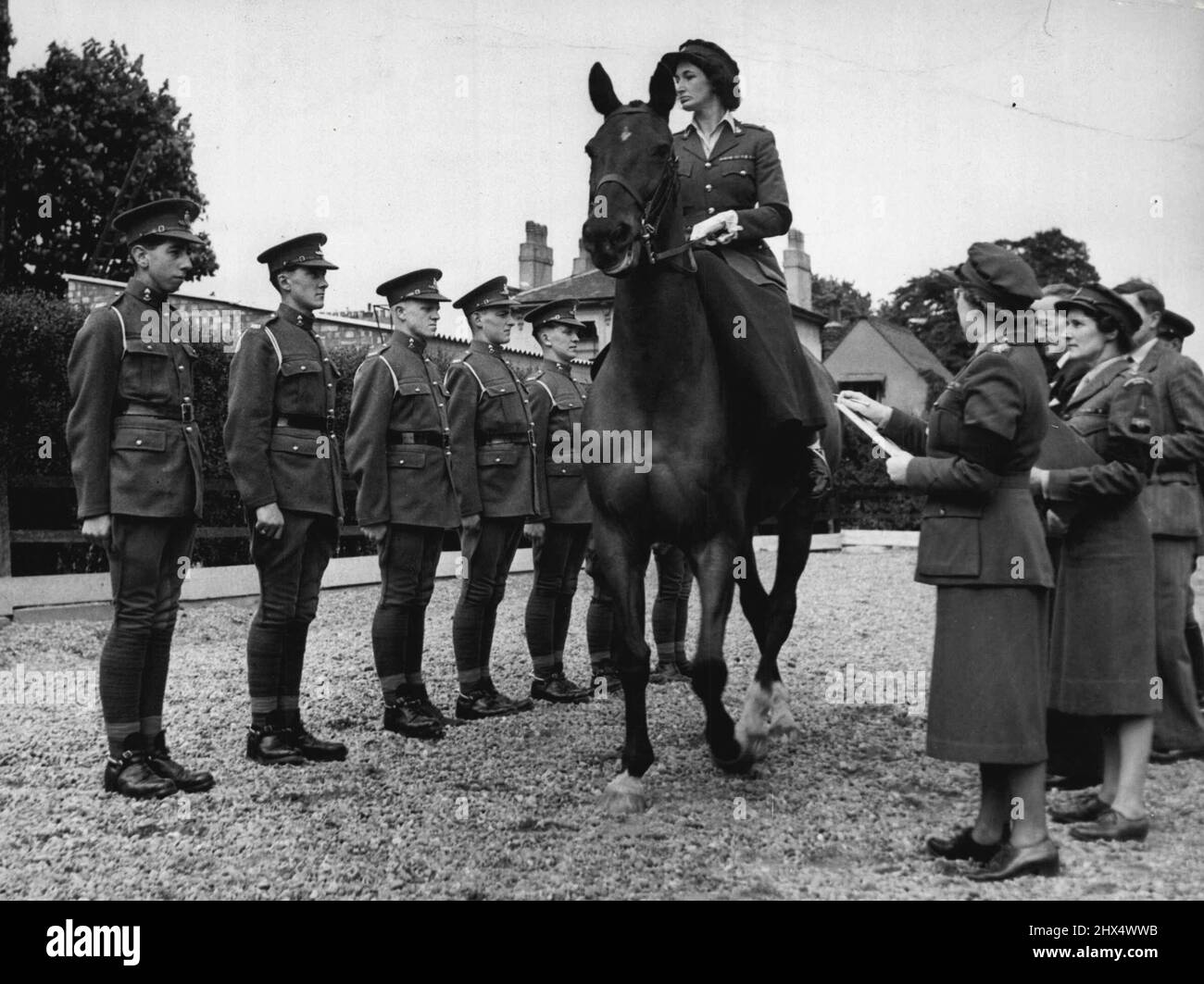 Dienstmädchen als „Queen Elizabeth I“ -- Lieut Col. M.I. Hewitt von 319 (West Lancs) bn W.R.A.C. eines der drei Mädchen, die von der W.R.A.C. in St. John's Wood Barracks ausgewählt wurden und die Inspektion der Truppen probten. In Absprache mit den Direktoren der drei Frauendienste - der W.R.N.S., W.R.A.C. und W.R.A.F. - Ein Mädchen soll aus ihren Reihen ausgewählt werden, um an der "Queen Elizabeth I" beim Searchlight Tattoo in der Weißen Stadt in Huly teilzunehmen.aus jedem der drei Dienste werden drei Mädchen ausgewählt, von denen 1 Mädchen als Vertreter der "Queen Elizabeth I" ausgewählt werden. 20.Mai 1952. Stockfoto