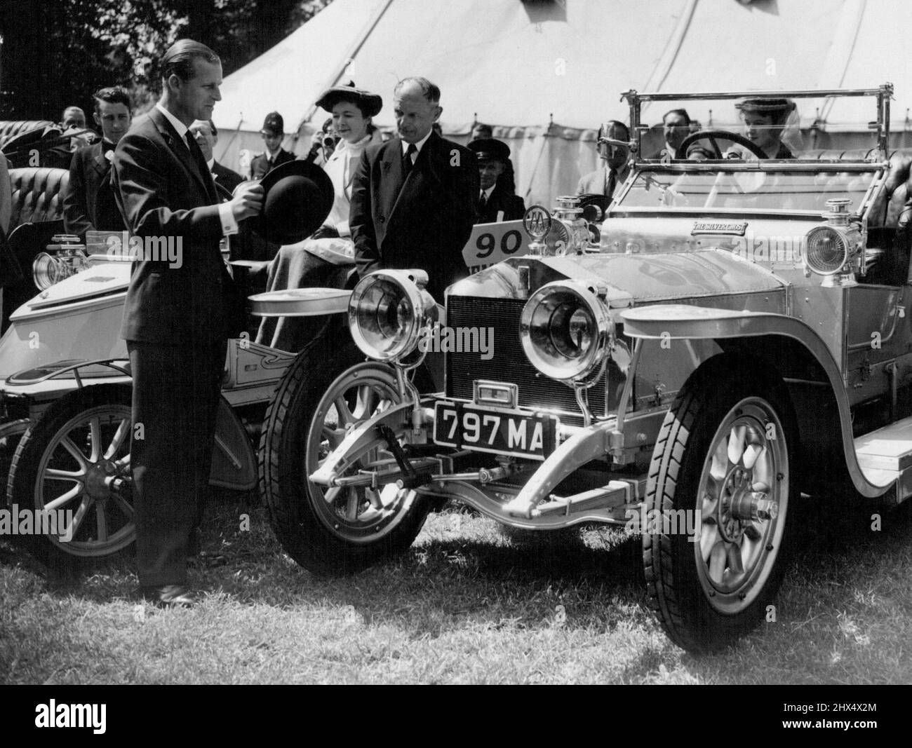 Der Herzog und Ein Geist der Vergangenheit der Herzog von Edinburgh blickt heute (Samstag) auf eines der berühmtesten Autos - den Rolls Royce 'Silver Ghost' - in der Cavalcade of Motoring im Regent's Park, London. Die Cavalcade krönt die Feierlichkeiten zum Goldenen Jubiläum des Automobilverbandes, dessen Präsident der Herzog ist. 18. Juni 1955. (Foto von Reuterphoto). Stockfoto