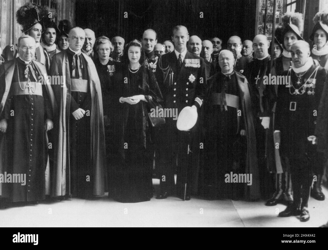 Prinzessin und Herzog sehen den Papst -- Prinzessin Elizabeth (Mitte) mit dem Herzog von Edinburgh (links), gesehen, als sie private Audienz beim Papst hatten. In einem schwarzen Velours-Kleid, das bis zum Boden reicht, und einem schwarzen Schleier aus spanischer Spitze wurde Prinzessin Elizabeth in Begleitung des Herzogs von Edinburgh von Papst Pius XII. In Audienz empfangen Der Herzog war in Marineuniform. Der Papst begrüßte das Königspaar in fließendem Englisch und fragte nach ihren Kindern und sandte dem König und der Königin seinen Respekt. 13. April 1951. Stockfoto