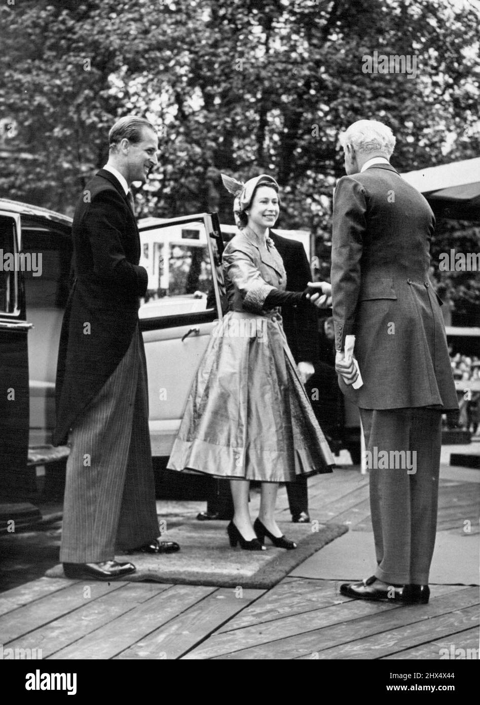 Die Königin wird vom Lord Great Chamberlain, dem Marquis von Cholmondeley, begrüßt, als sie gestern mit dem Herzog von Edinburgh in der Westminster Hall eintrifft. Sie nahm an einem Mittagessen Teil, das zu ihren Ehren von der Commonwealth Parliamentary Association gegeben wurde. Die Massen jubelten, als das königliche Paar erschien und der heftige Regen aufhörte. 10. Juni 1953. (Foto von Daily Mirror). Stockfoto