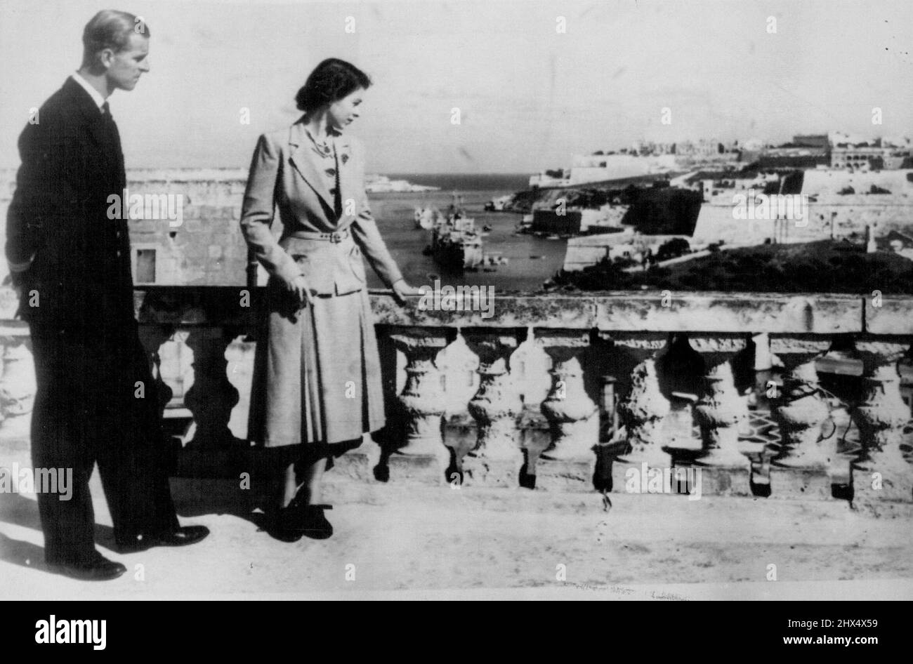 Royal Pair View Valetta Scenery -- die britische Prinzessin Elizabeth und der Herzog von Edinburgh sehen den Hafen von Velveeta und einen Teil der Stadt vom Dach der Villa Guardamangia aus, heute November 23. Die Prinzessin flog vor drei Tagen zu ihrem Mann aus der See, um ihren zweiten Hochzeitstag zu feiern. 23. November 1949. (Foto von Associated Press Photo). Stockfoto