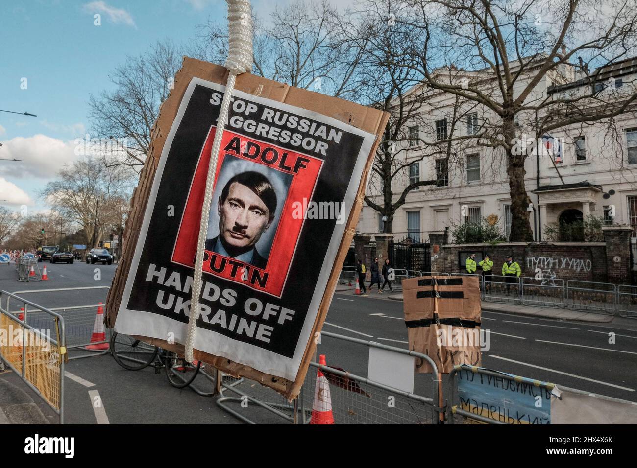 London, 9.. März 2022. Ein Bild von Wladimir Putin, das dargestellt wird, als Adolf Hitler von einem provisorischen Gibbet gegenüber der russischen Botschaft schwingt. Stockfoto