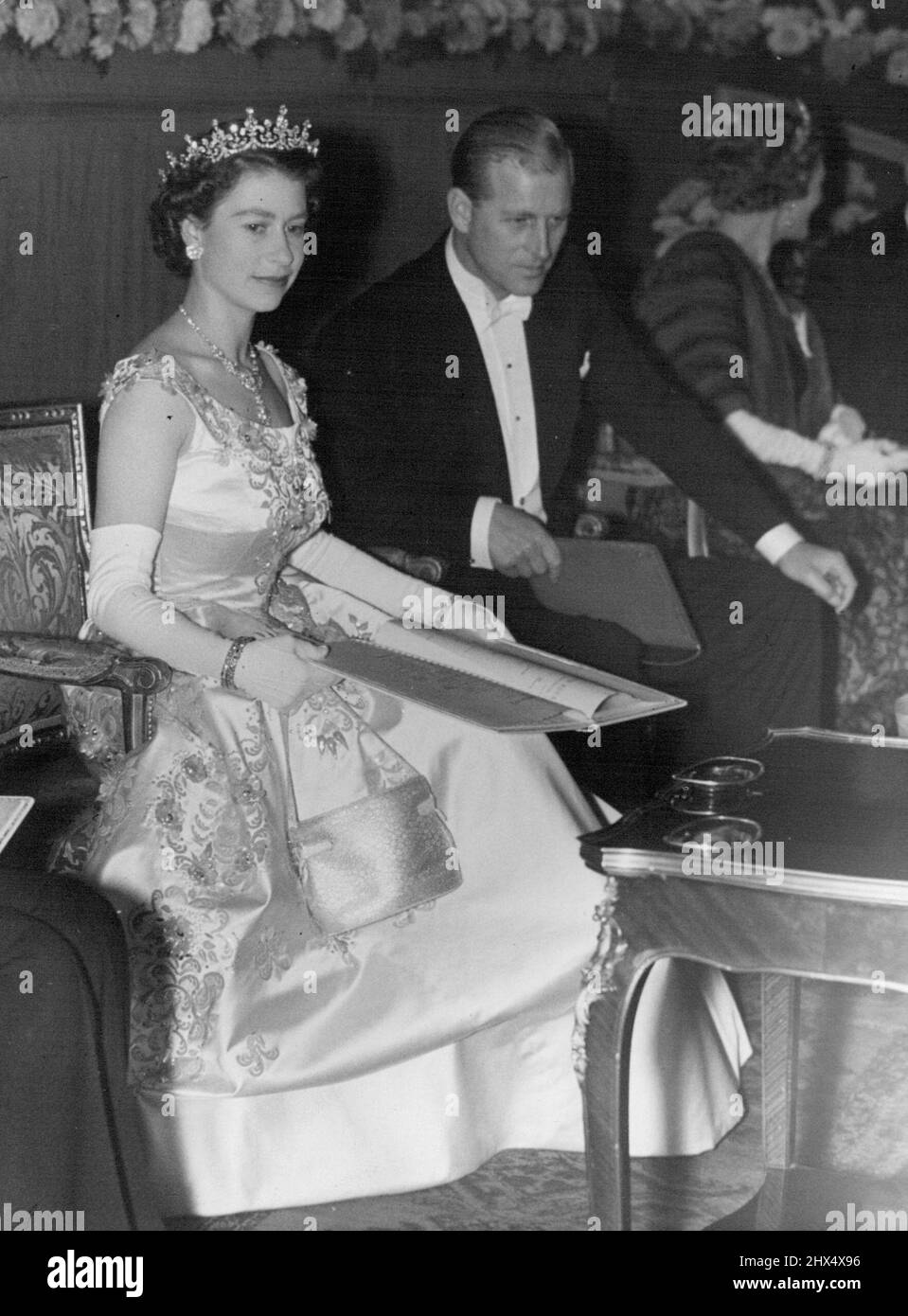 Royal Night for the Stars -- die Königin und der Herzog von Edinburgh in der Royal Box vor der Vorstellung. H.M., die Königin und der Herzog von Edinburgh besuchten heute Abend die Royal Film Performance im Odeon, Leicester Square. Der diesjährige Royal Command Film war „um einen Dieb zu fangen“ mit der Hauptrolle. Grace Kelly und Cary Grant. Unter den Sternen, die der Königin H.M. präsentiert wurden, waren Ava Gardner, Gina Lollobrigida, Anna Neagle, Jack Hawkins usw. Oktober 31, 1955. (Foto von Paul Popper, Paul Popper Ltd.). Stockfoto