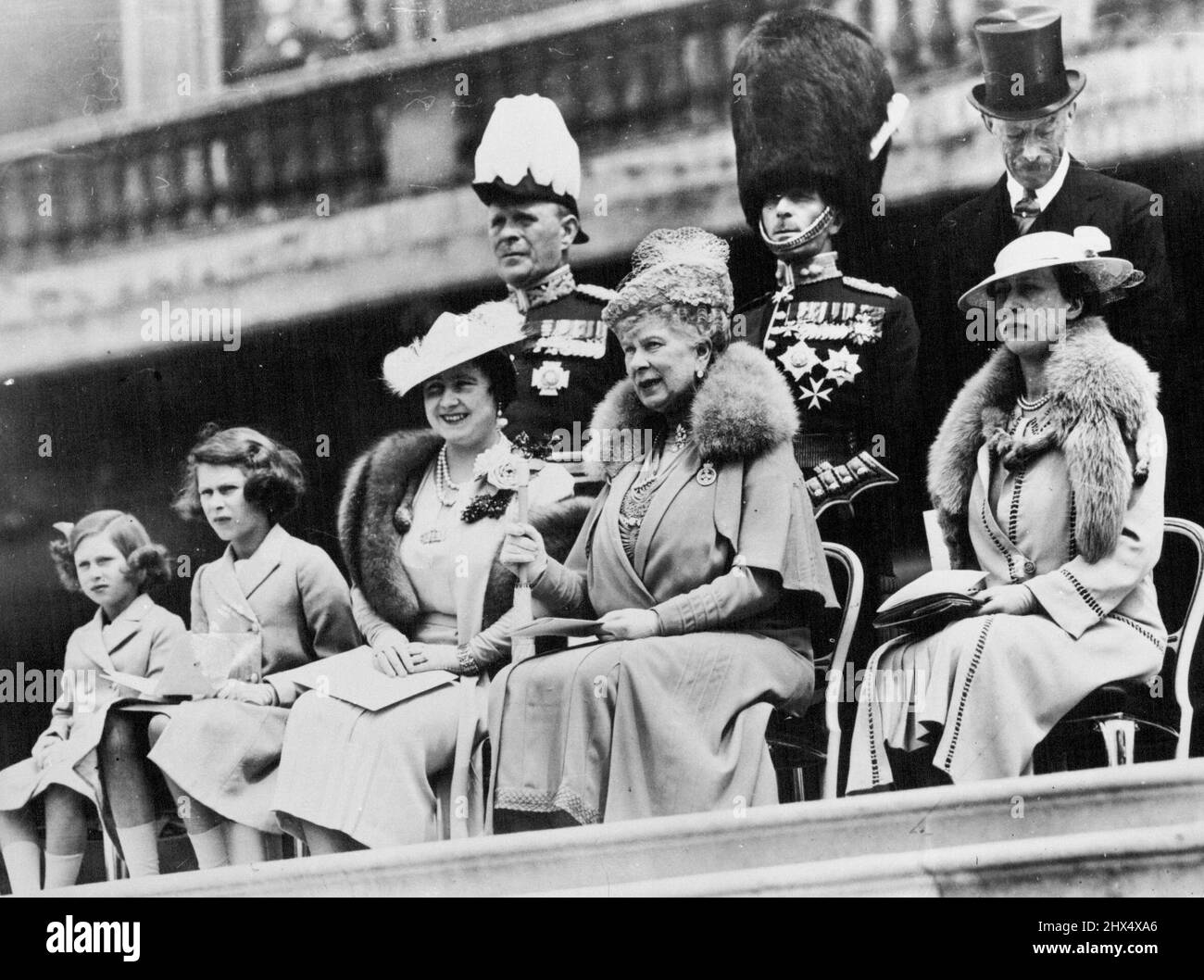 König präsentiert Grenadierinnen neue Farben H.M. der König hat heute dem Bataillon 2. die Grenadier Guards im Buckingham Palace, London, S.W., neue Farben präsentiert Von links nach rechts - Prinzessin Margaret Rose, Prinzessin Elizabeth, die Königin, Königin Mary und die Prinzessin Royal bei der Zeremonie, hinter Königin Elizabeth ist Viscount Gort und hinter der Prinzessin Royal ist ihr Ehemann Viscount Harewood. 25.Mai 1938. (Foto von Topical Press). Stockfoto