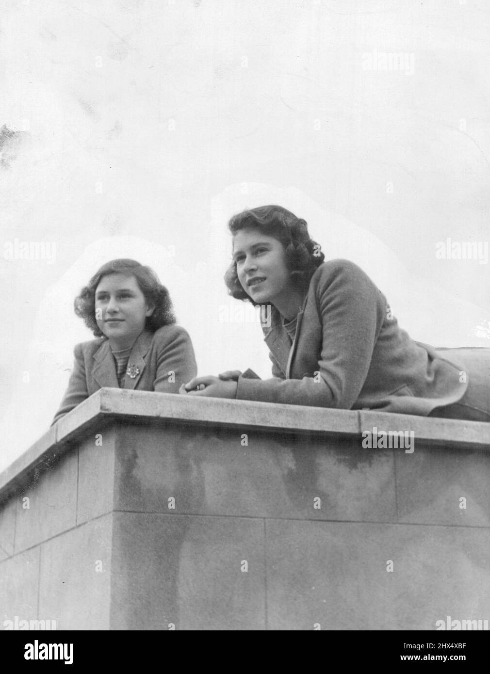 Queen Elizabeth und Prinzessin Margaret auf dem Brunnen. Haben sie mit Blick in die Zukunft erkannt, dass ihr Leben so unterschiedlichen Mustern folgen würde? 15. Juni 1953. (Foto von Camera Press Ltd.). Stockfoto