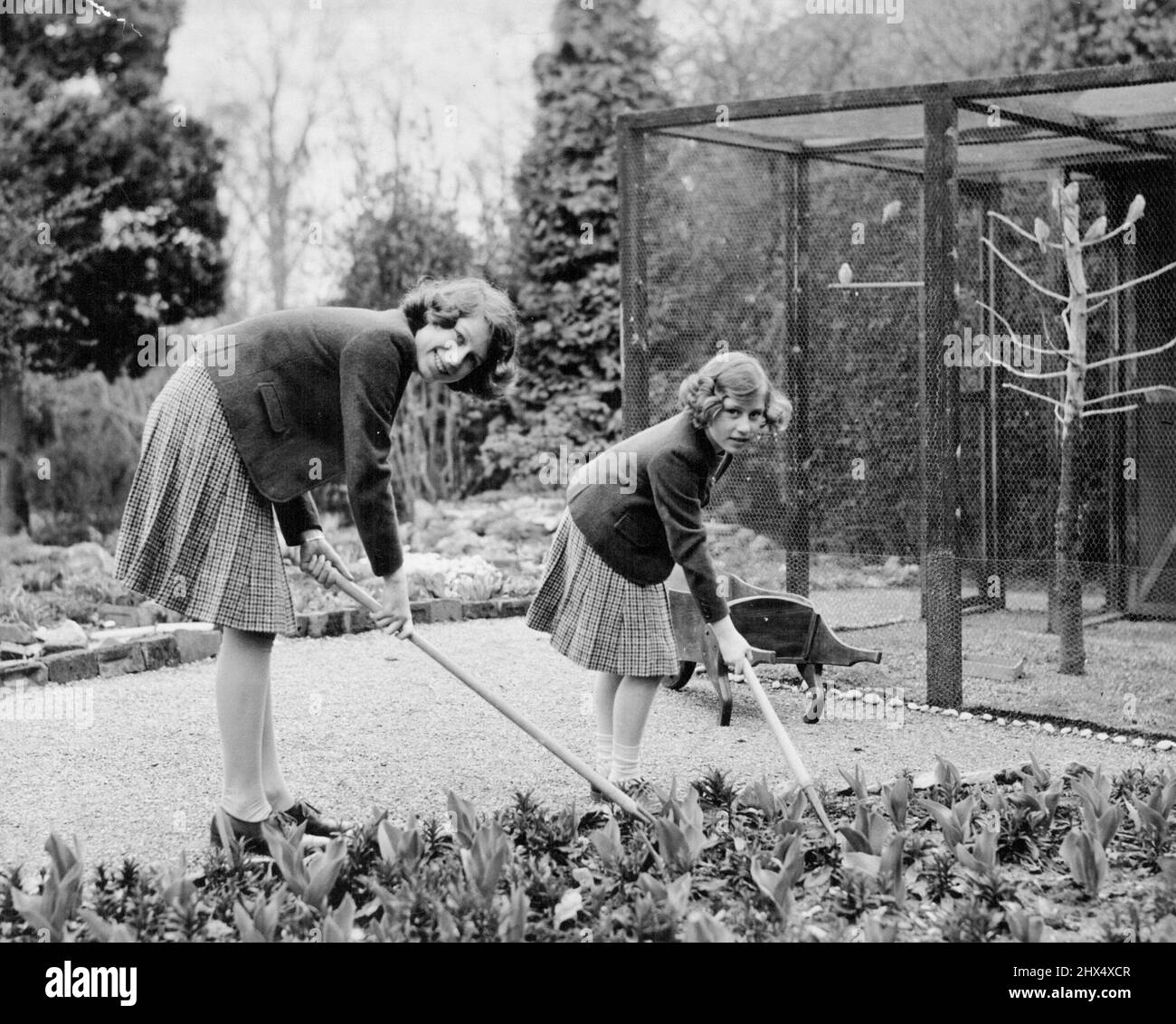 Queen Elizabeth & Princess Margaret im Garten. Die Gartenarbeit hat Spaß gemacht. Prinzessin Elizabeth konzentrierte sich auf Narzissen, Prinz Margaret auf Kartoffeln. 01. April 1940. (Foto von Camera Press Ltd.). Stockfoto