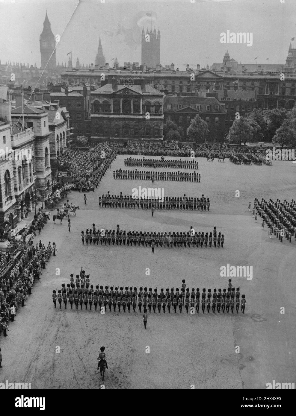 Die Garden marschieren vorbei - ihre berühmten geraden Reihen beibehalten die Garden marschieren an der Königin vorbei, die links neben dem Herzog von Edinburgh und dem Herzog von Gloucester steht. Der offizielle Geburtstag der Königin wurde heute (Donnerstag) mit der traditionellen Zeremonie der Trooping the Color, in diesem Jahr der der Coldstream-Wachen, auf einer Wachen-Parade gefeiert. Durch Zufall ist heute der eigentliche Geburtstag des Herzogs von Edinburgh, der 38 Jahre alt ist. Ihre Majestät war am 21. April 28. 10. Juni 1954. (Foto von Reuterphoto). Stockfoto