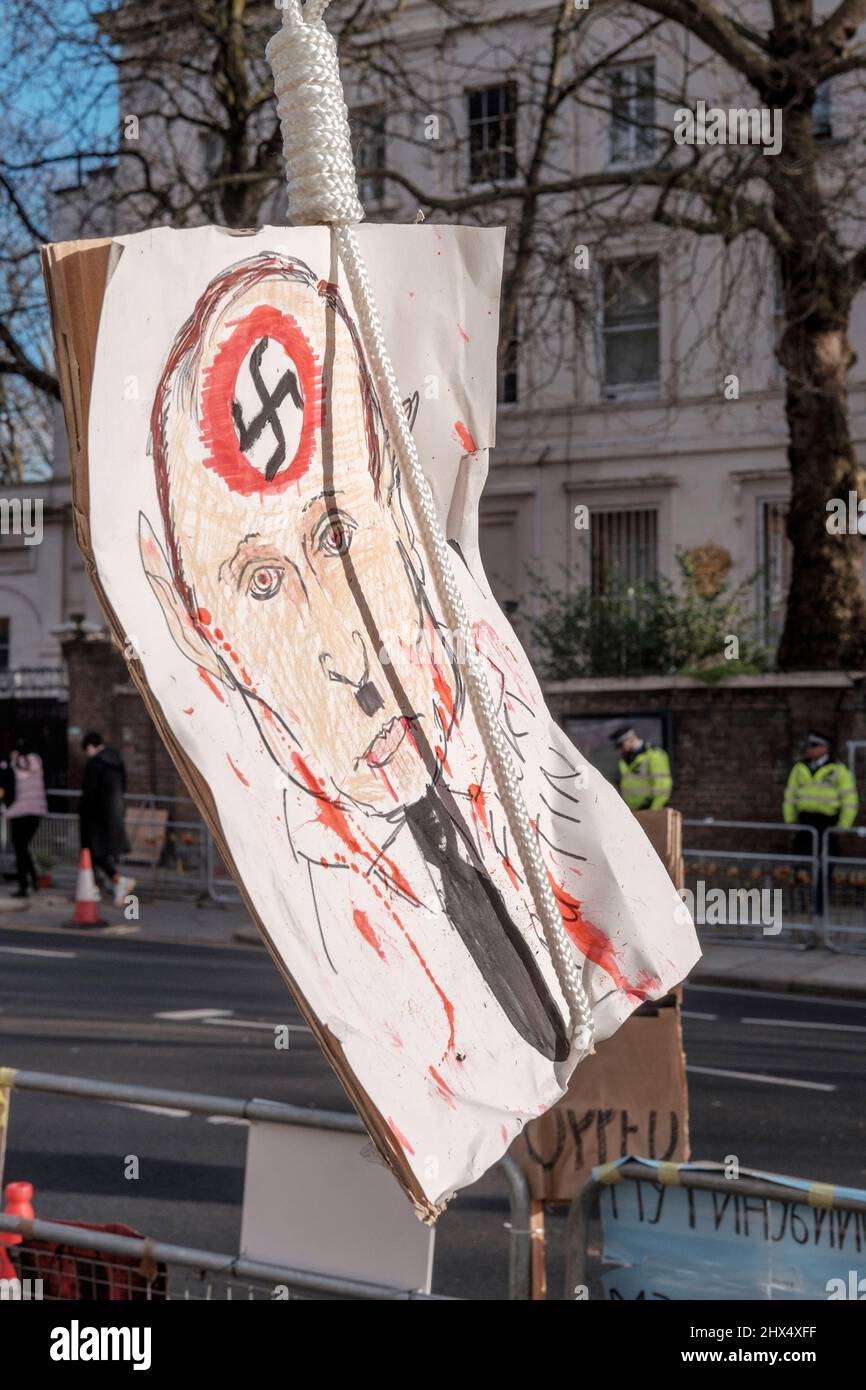 London, 9.. März 2022. Ein Bild von Wladimir Putin, das dargestellt wird, als Adolf Hitler von einem provisorischen Gibbet gegenüber der russischen Botschaft schwingt. Stockfoto