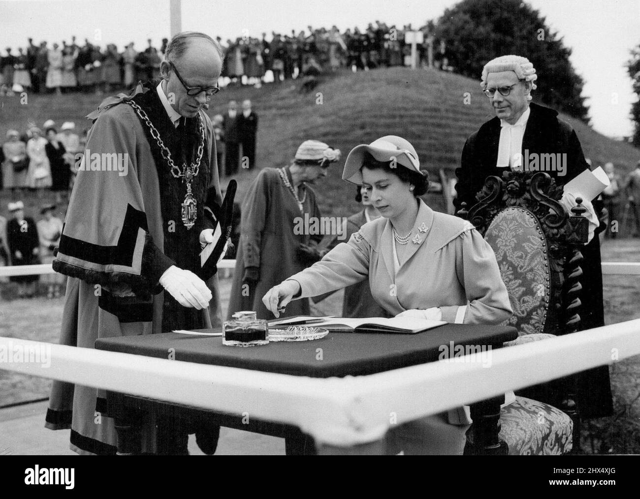Die Königin besucht Bauernhöfe -- Maumbury Rings, Dorchester: Die Königin signiert das Gästebuch nach ihrer Ankunft hier während ihrer Tour durch Bauernhöfe des Herzogtums Cornwall. 03. Juli 1952. Stockfoto