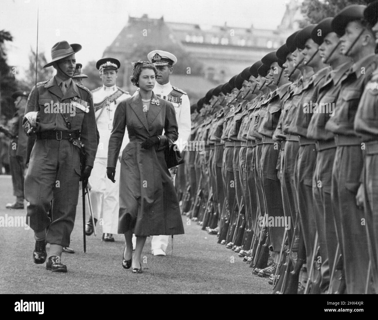 Eine Ehrenwache kam für den Royal Progress durch Adelaide. Königliche Hoheiten - Großbritannien-Königin Elizabeth II & Duke of Edinburgh - Königliche Touren - Aust.-Tour- 1954 - Allgemein. 12. April 1954. Stockfoto