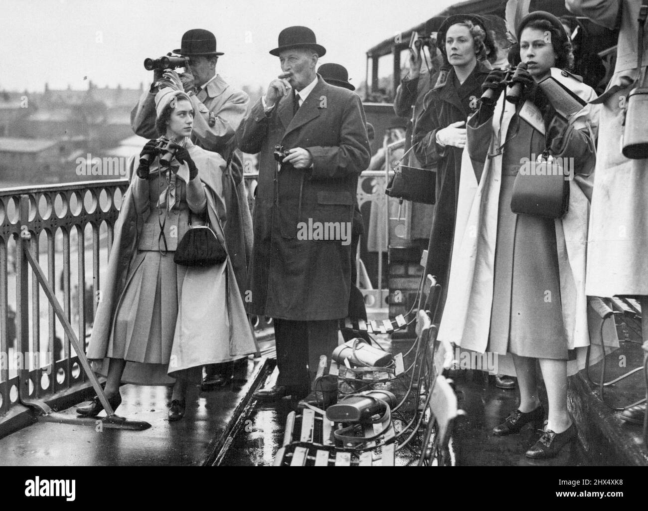 Prinzessin Margaret und Prinzessin Elizabeth bei den Rennen : Prinzessin Margaret scheint entschieden zu haben, dass Monaveen, das Pferd im Besitz der Königin und Prinzessin Elizabeth, dieses Mal nicht gewinnen kann, aber Prinzessin Elizabeth hat immer noch ein "kann er es tun?" Schau mal. Monaveen war am vergangenen Donnerstag zweiter als Freebooter in der Grand Sefton Chase. Die Prinzessinnen fuhren für den Tag mit dem Zug nach Liverpool. Sie beobachteten das Rennen von Lord Seftons Privatbox aus. „Monaveen sprang gut, aber war einfach nicht schnell genug“, wurde ihnen gesagt. 14. November 1949. (Foto von Daily Mirror). Stockfoto