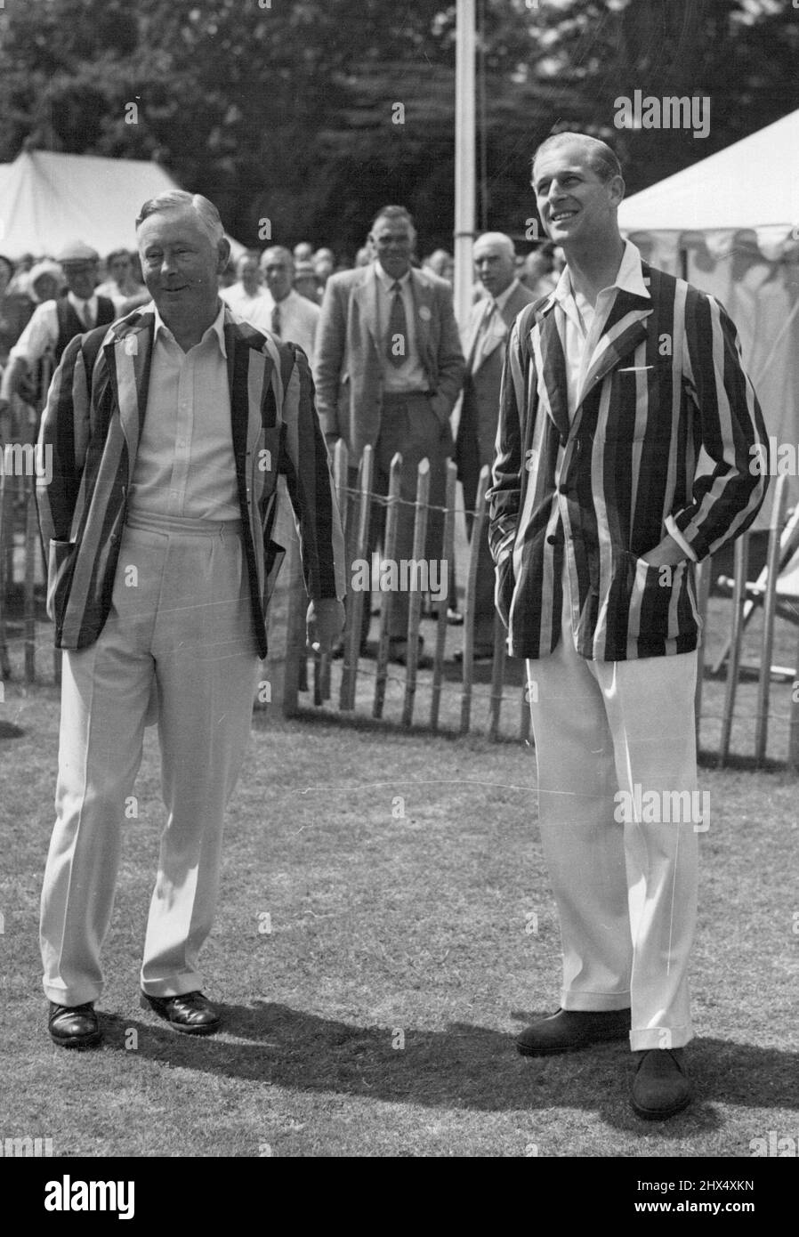 Duke of Edinburgh spielt Cricket im Arundel Castle - der Duke of Norfolk und der Duke of Edinburgh vor dem Beginn des Spiels im Arundel Castle heute. Duke of Edinburgh spielt Cricket im Arundel Castle. Der Duke of Edinburgh, führte heute Sonntag in Arundel Castle ein Team bekannter Cricketspieler in einem Spiel gegen die Duke of Norfolk-Mannschaft an, das der National Playing Fields Association zu Hilfe kam. 2. August 1953. (Foto von Fox Photos). Stockfoto