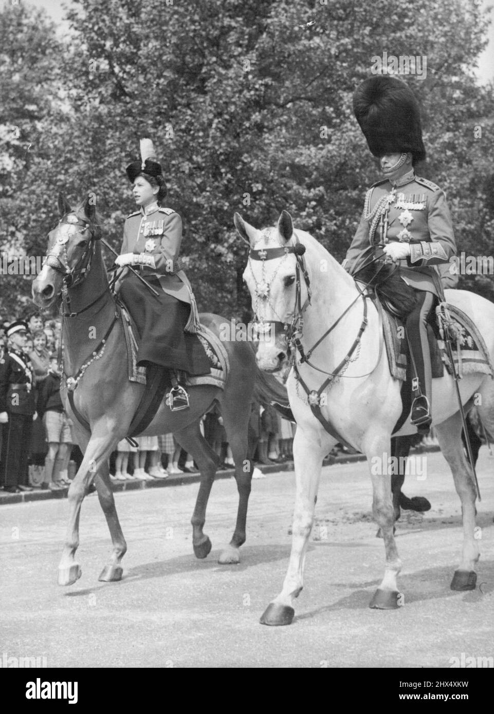 Die Darstellung des Königs - Prinzessin Elizabeth reitet entlang der Mall mit dem Herzog von Gloucester an ihrer Seite auf dem Weg vom Buckingham Palast zur Parade der Pferdewächter zur Trooping of the Color Zeremonie am Morgen des 7. Juni. Der offizielle Geburtstag des Königs. 18. Juni 1951. (Foto von Associated Press Photo). Stockfoto