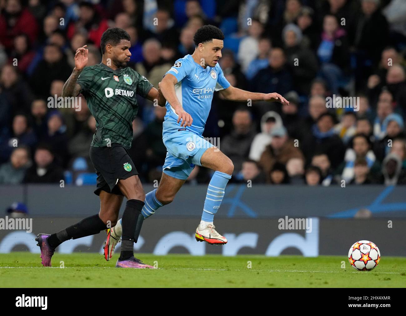 Manchester, England, 9.. März 2022. Matheus Reis von Sporting Lisbon fordert Conrad Egan-Riley von Manchester City während des UEFA Champions League-Spiels im Etihad Stadium in Manchester heraus. Bildnachweis sollte lauten: Andrew Yates / Sportimage Stockfoto