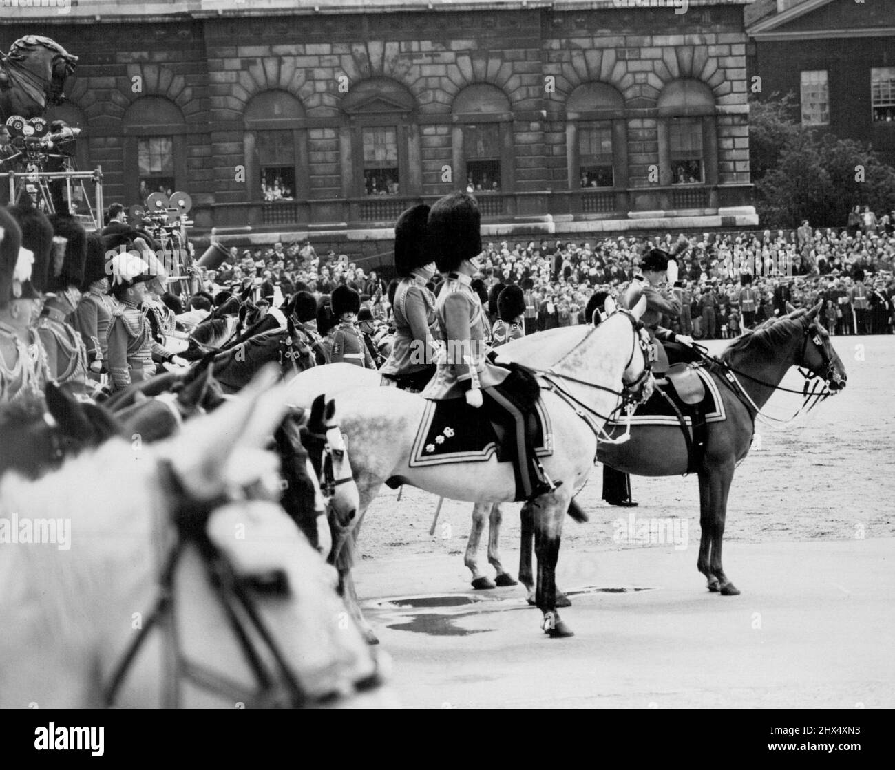 Die Königin passt ihren Hut während der Parade der Pferdewächter heute an der Zeremonie der „Trooping the Colour“ an. 10. Juni 1954. (Foto von Daily Mirror). Stockfoto
