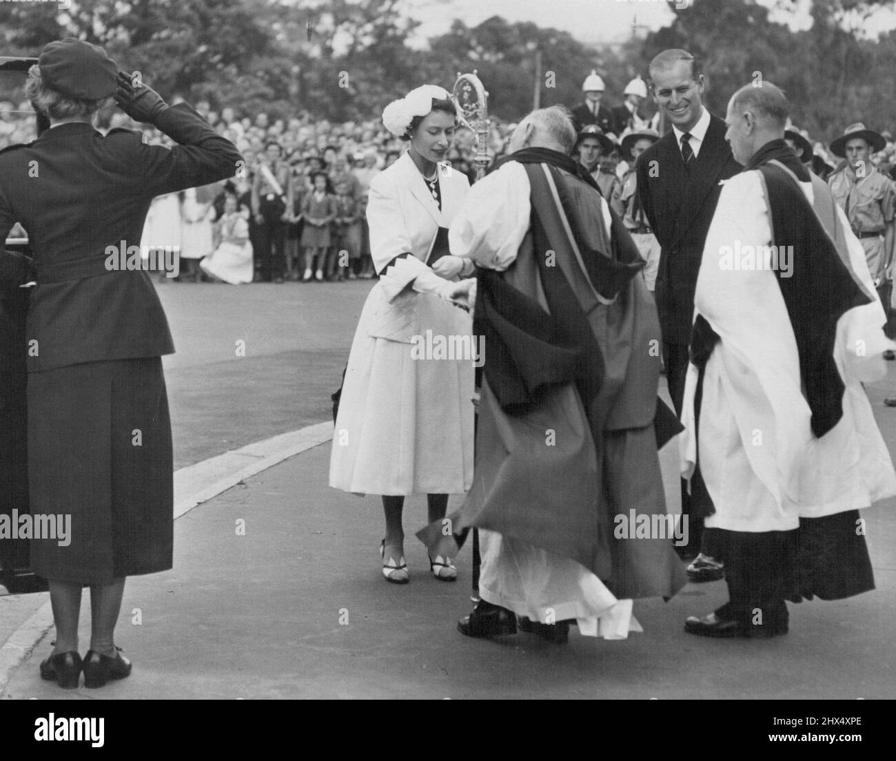 Die Königin wurde bei ihrer Ankunft in der St. Peter's Cathedral, North Adelaide, begrüßt. 08. April 1954. Stockfoto