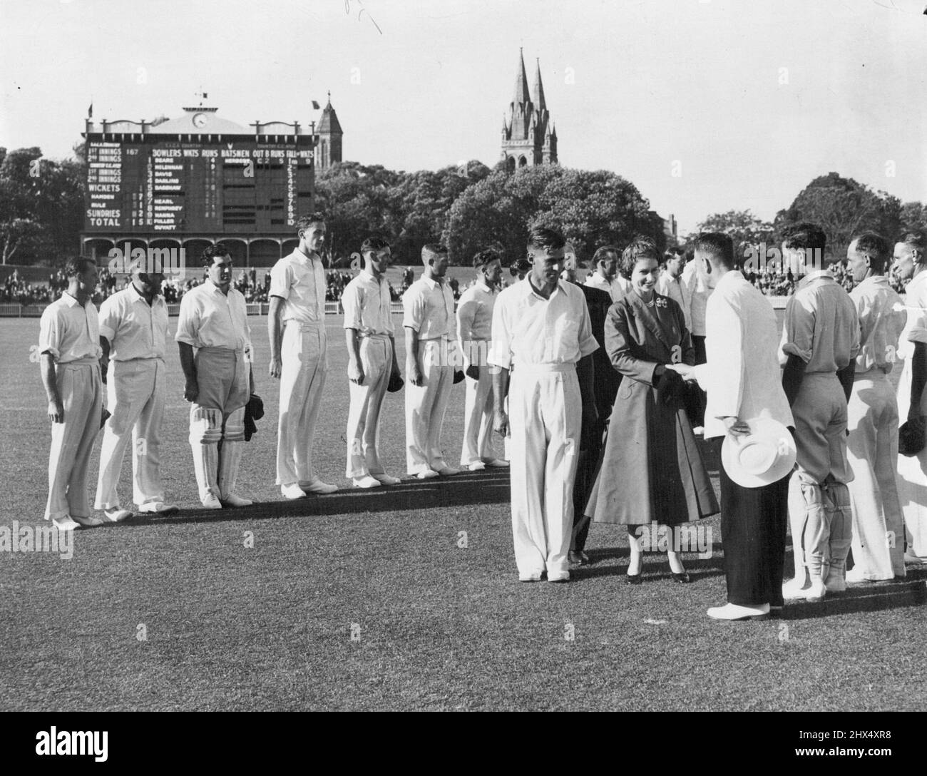 Sie sprach mit Cricketspieler beim Länderspiel in Adelaide Oval. 08. April 1954. Stockfoto