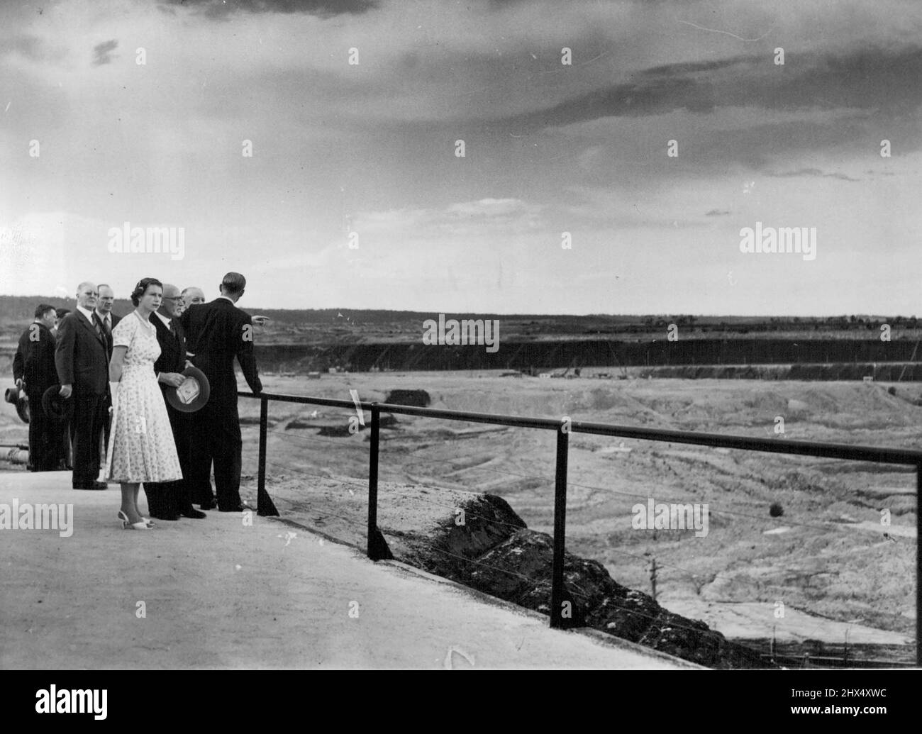Königliche Tour - Victoria (Gippsland) -- die Königin mit dem Herzog bei der Besichtigung der Tagebau-Kohlemine in Yallourn. Neben der Königin steht der S.E.G.-Vorsitzende Mr. R.A. Hunt (S.E.C. - Staatliche Elektrizitätskommission). 09. März 1954. Stockfoto