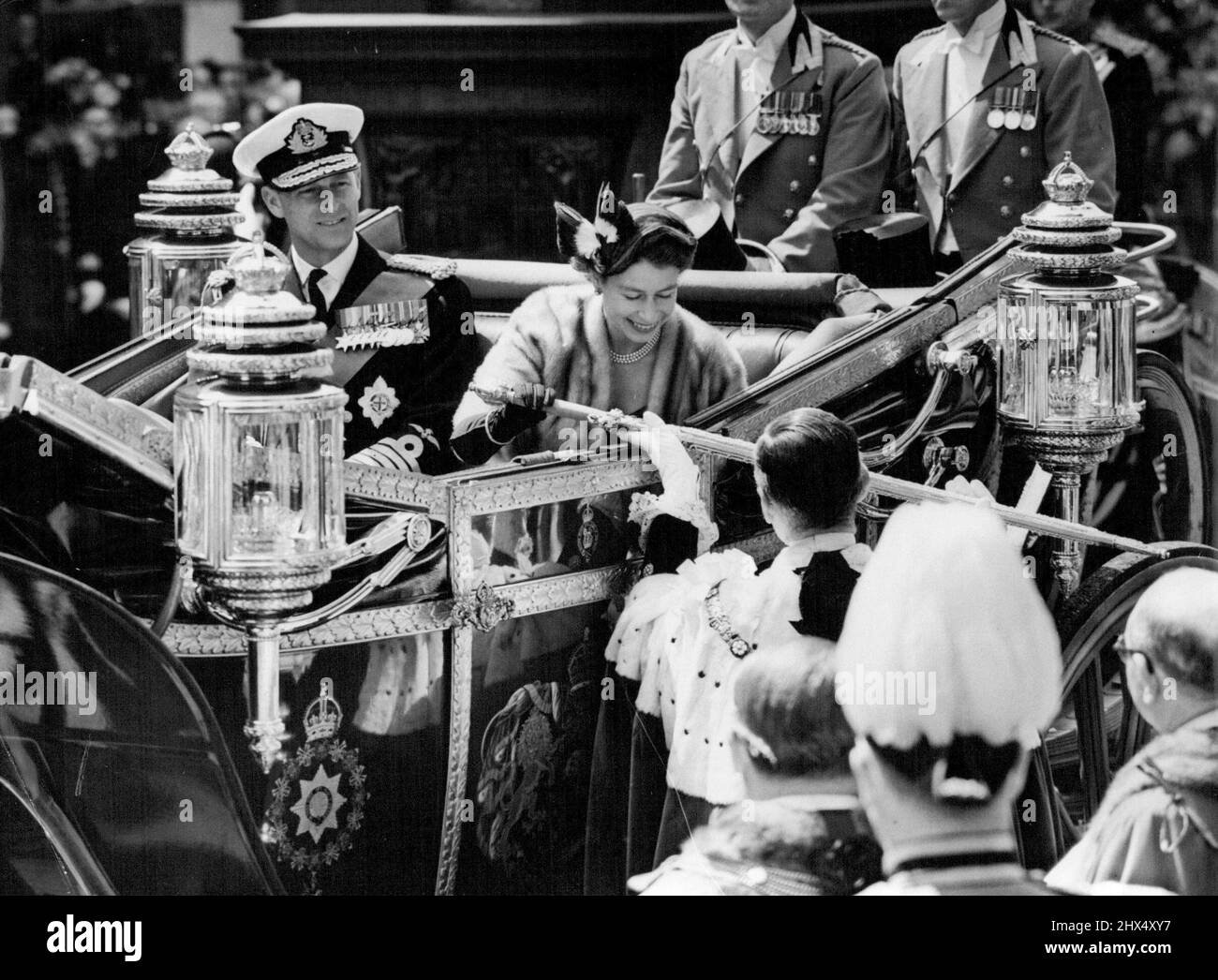 City Sword wird der Queen in Temple Bar überreicht - traditionelle Zeremonie in Temple Bar, wo die Queen von The Strand aus in die Stadt in der Fleet Street eindringt.der Lore Mayor, Sir Noel Vansittart Bowater, bietet ihr das Perlenschwert an, das die Queen berührt. Das Schwert soll der Stadt 1571 von Königin Elisabeth I. in einem offenen Staat London und mit einer Eskorte des Souveränen der Household Cavalry übergeben worden sein. Die Königin und der Herzog von Edinburgh fuhren heute (Mittwoch) vom Buckingham Palace zum Herrenhaus in der City of London, um an einem Mittagessen des Oberbürgermeisters Sir Noel Vansittar teilzunehmen Stockfoto