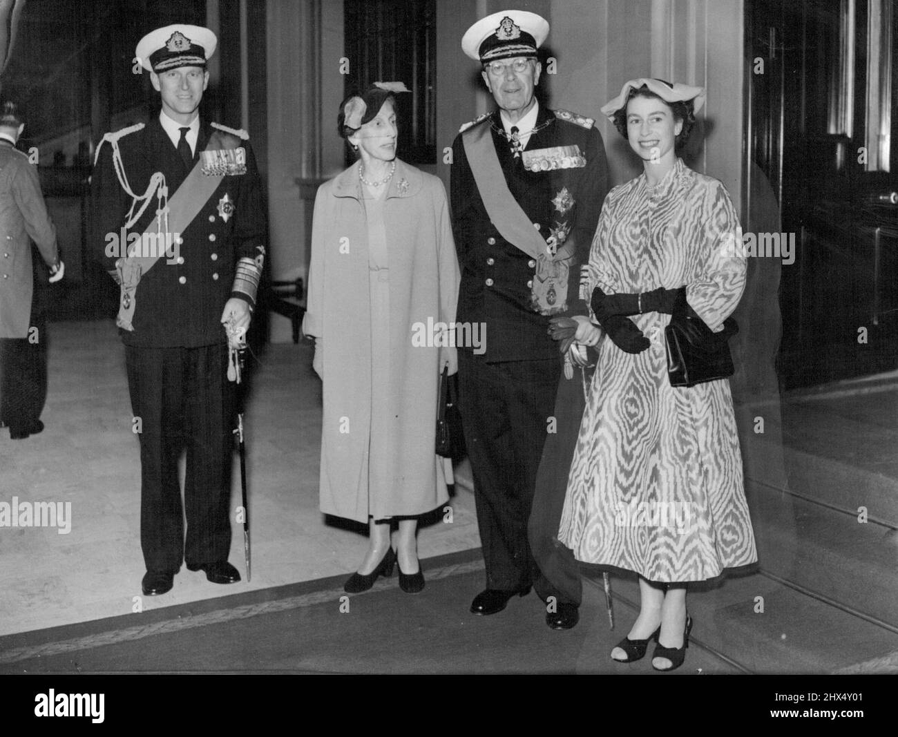 Königliche Besucher: Die Königin und der Herzog von Edinburgh, die ihre Gäste am Westminster Pier begrüßten, gesehen mit König Gustav Adolf und Königin Louise von Schweden nach ihrer Ankunft im Palast. Der Mantel, der das ganze Gerede verursachte. Der Mantel, den Königin Elizabeth trug, um König und Königin von Schweden in London willkommen zu heißen, hat britische Frauen zum Reden gebracht. Eine Frau sagte, dass der Mantel der Königin genau so war, wie die Toffee-Whirl-Kinder essen. 28. Juni 1954. Stockfoto