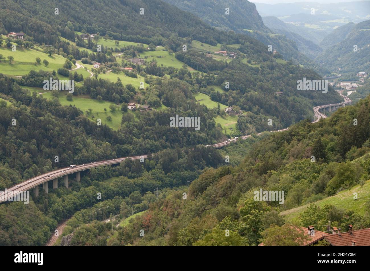 Nebenstraßen Norditalien - Drive 9, Nebenstraßen Norditalien, Italien, Trentino-Südtirol, Klausen, Blick auf die Autobahn durch das Eisacktal Stockfoto