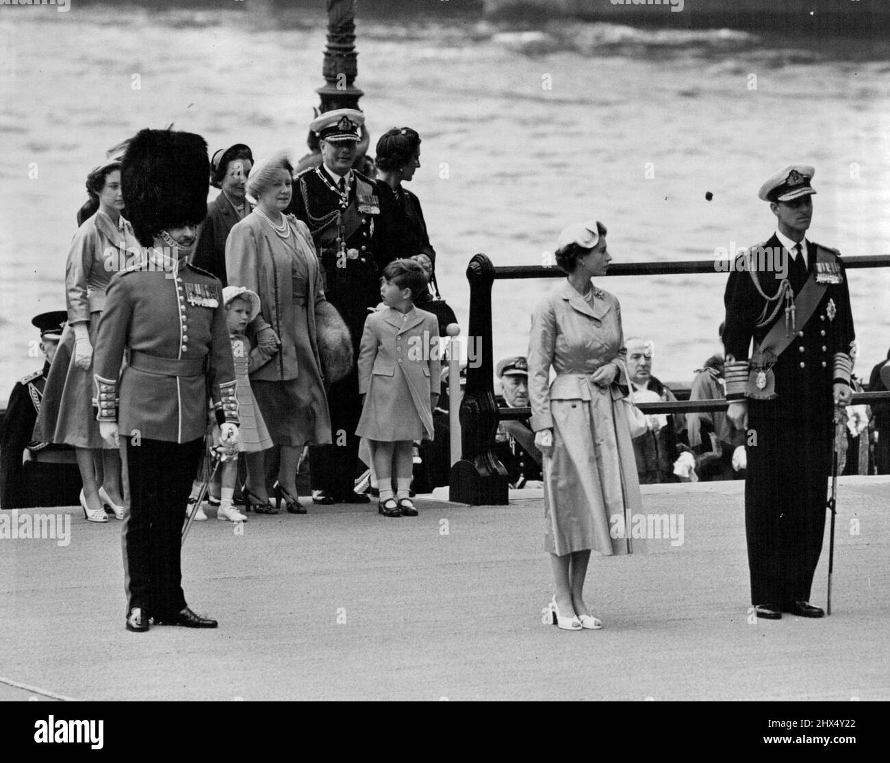 Wieder zu Hause - die Königin und der Herzog von Edinburgh fotografierten kurz nachdem sie von der Royal Barge am Westminster Pier an Land gegangen waren. 15.Mai 1954. (Foto von Daily Mirror). Stockfoto