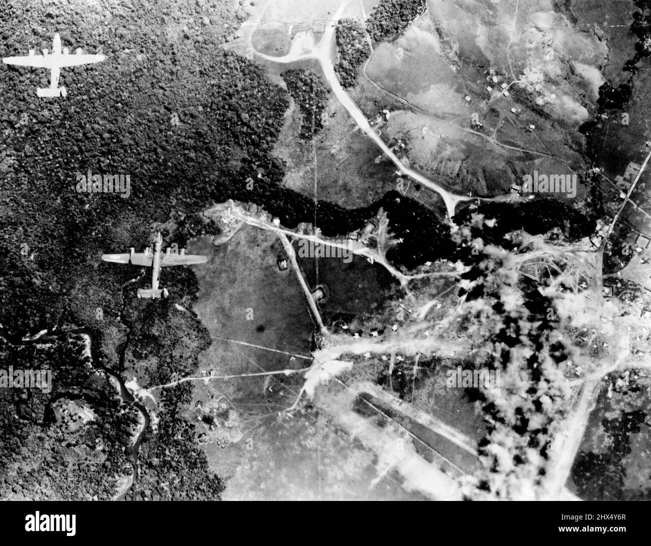 Bei drei schweren Angriffen zerstörten die Bomber von General MacArthur 288 feindliche Flugzeuge auf japanischen Flugplätzen in Hollandia oder beschädigten sie irreparabel. Hier fliegen Liberatoren weiter, nachdem sie die Zerstreuungsgebiete zermahlen haben. 5. April 1944. (Foto der Fifth Air Force der USA). Stockfoto