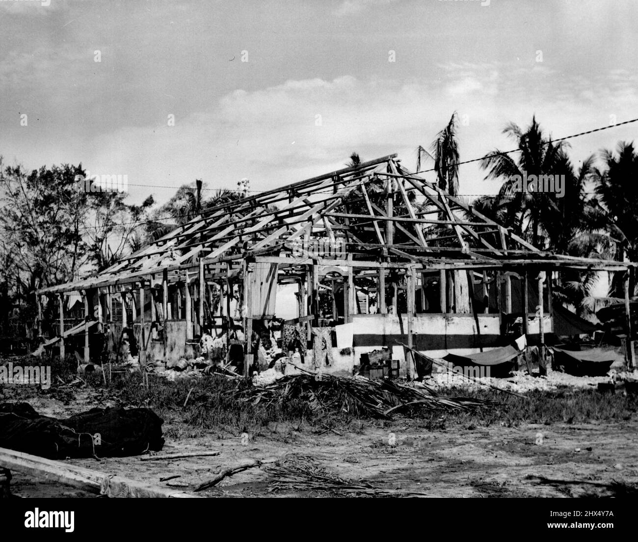 US-Truppen nutzen Mission - ein altes niederländisches Missionshaus, das die Japaner vor der Ankunft amerikanischer Truppen auf der Insel Bink, Niederländisch-Neuguinea, angeeignet hatten. Trotz des schweren Schadens, der durch die Bombardierung der Alliierten verursacht wurde, konnten US-Soldaten die Vermissten nutzen. 17. Juli 1944. (Foto von USA Signal Corps). Stockfoto