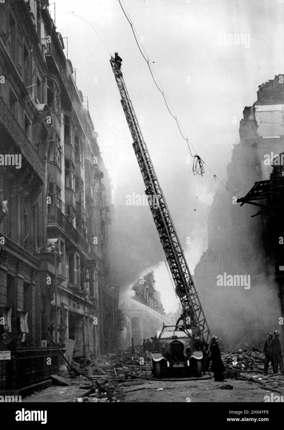 „Bolitz“ in London. Hoch oben auf einem Wasserturm. Ein Londoner Feuerwehrmann bei der Arbeit. Juli 24,1941. (Foto: Fotos der Londoner Nachrichtenagentur). Stockfoto