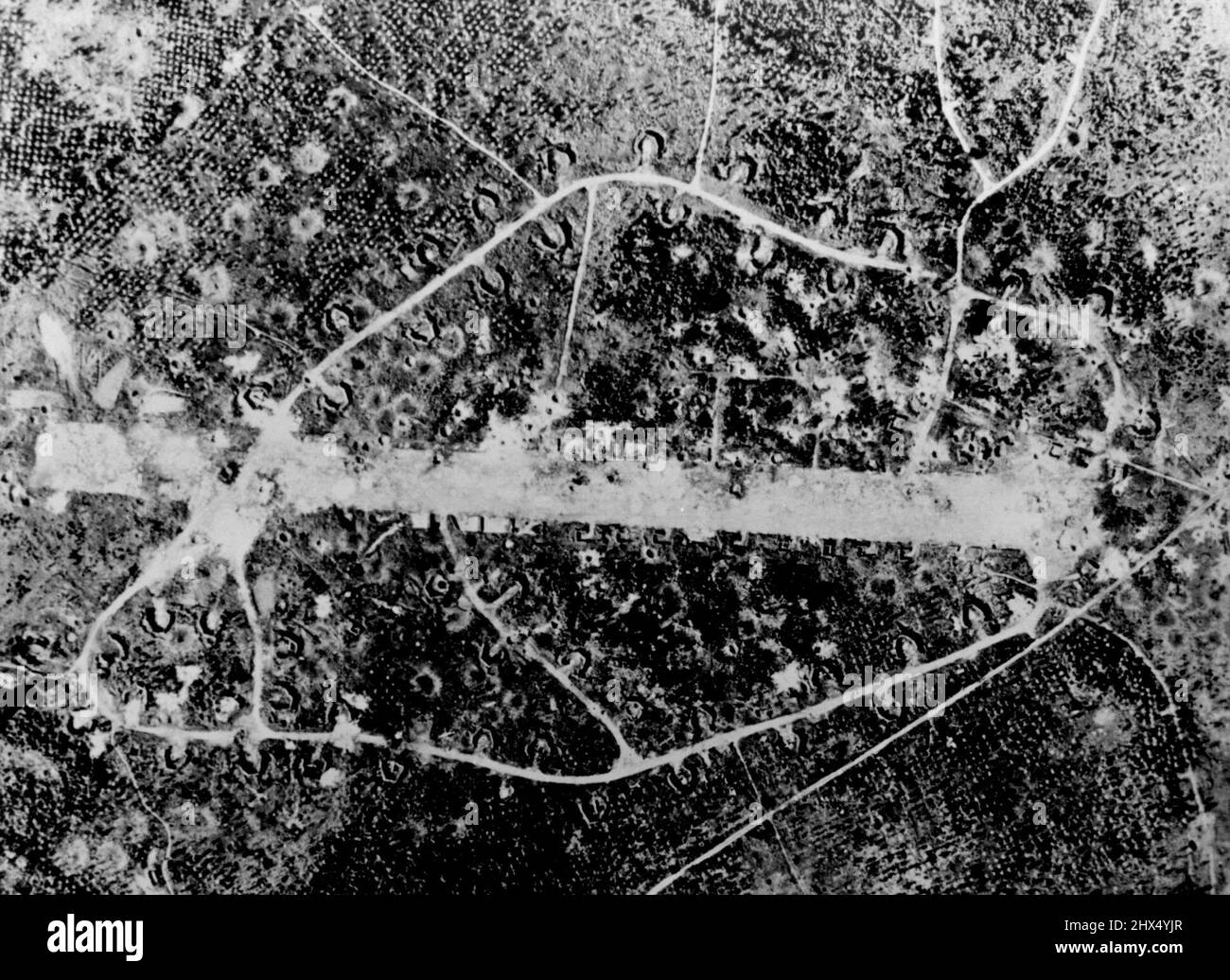 Stark bombardierte japanische Flugbahn auf New Ireland im Südwestpazifik. Der Streifen, einer jener, die Rabaul bewachen, wurde durch die fortwährende Bombardierung durch alliierte Flugzeuge praktisch nutzlos gemacht. 4. April 1944. (Foto von einem offiziellen US-Navy-Foto). Stockfoto