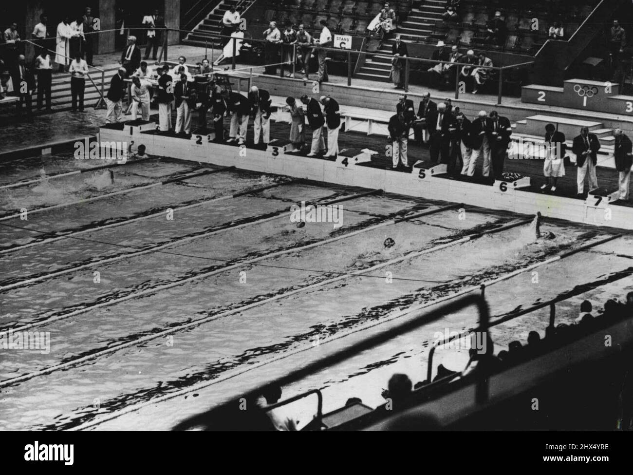 Der XIV. Olympiade. 100 Meter Backstroke, Männer : das Finish von Heat 2. 1.. A. ***** Australien, 2.. S. de Fonseca; 3.. Kovar, Tschechisch, 4.. C. Noriega, Uruguay, 5.. M. Lunden, Schweden, 6.. T. guit, Mexiko, 7.. J. Shah, Pakistan am Empire Pool, Wembley. 16. August 1948. (Foto: Sport & General Press Agency, Limited). Stockfoto